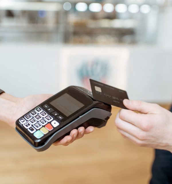 paying-with-card-at-the-cafe-ETRQ4DM
